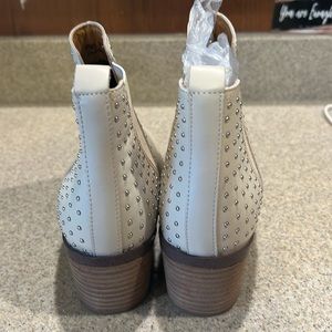 Women’s Zendra Leather Studded bootie. Size 10